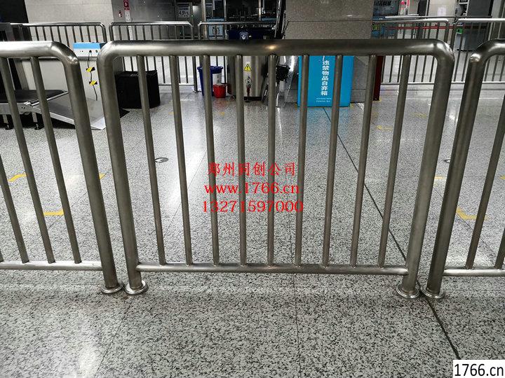 地铁栏杆,郑州地铁栏杆,地铁不锈钢护栏,地铁栏杆图片,地铁玻璃,地铁护栏生产安装厂家,304不锈钢护栏耐腐蚀,不易生锈,防腐,防潮,耐高温,长久抗脏,表面自洁.电话:.郑州同创不锈钢护栏加工厂家,使用便利,结构安全,形式美观,地铁栏杆做无指纹处理,郑州同创护栏公司是专业制作楼梯和栏杆扶手的厂家,其旋转楼梯、楼梯扶手、不锈钢栏杆、栏杆扶手等价格合理、出口品质优良、易于安装。